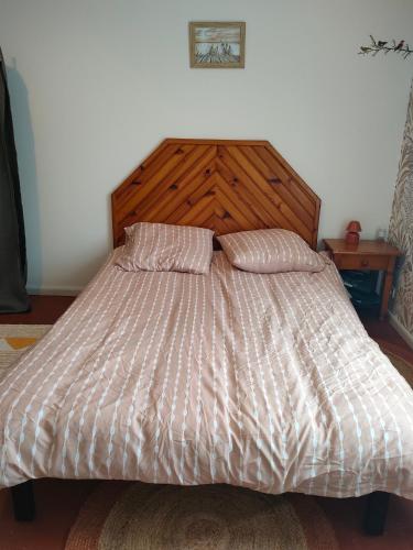 un lit avec deux oreillers dessus dans une chambre dans l'établissement Jolie maison, à Vaas