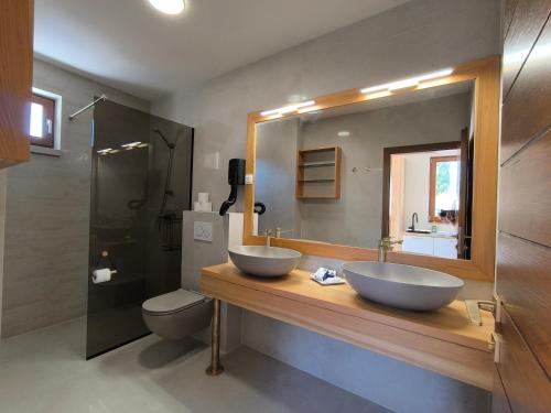 Phòng tắm tại Villa Lojena, luxury studio with Jacuzzi id 112