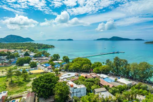 Vue aérienne d'une petite ville sur l'eau dans l'établissement Phuket Meet Holiday Hotel-Rawai 普吉岛相遇花园度假酒店-拉威店, à Rawai Beach