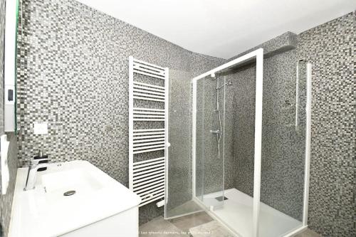 Koupelna v ubytování Apt 5 étoiles, Chic & Cozy, Piscine, vue Mer
