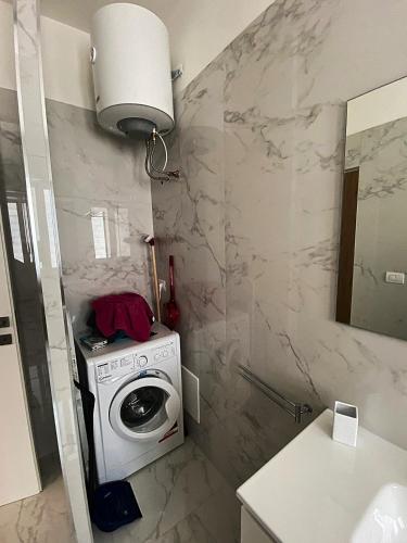 a bathroom with a washing machine and a sink at Casa Giorgia & Clara in Modugno