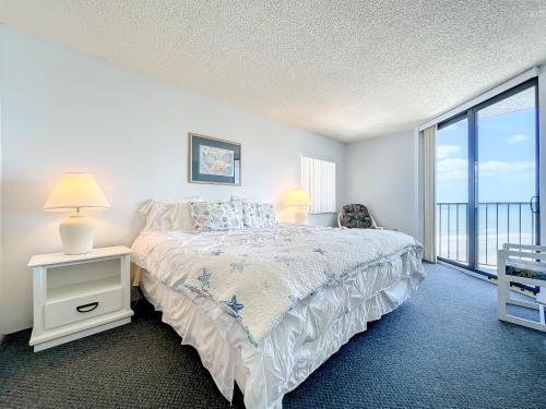 Una cama o camas en una habitación de Ocean View with a beachfront pool at Ocean Trillium Condo ~ 704