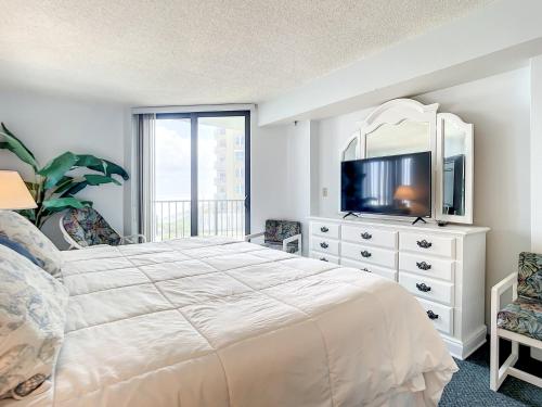 Una cama o camas en una habitación de Ocean View with a beachfront pool at Ocean Trillium Condo ~ 204