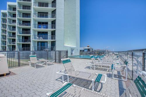 Balkón nebo terasa v ubytování Beachfront with a pool at Ocean Trillium Condo ~ 101