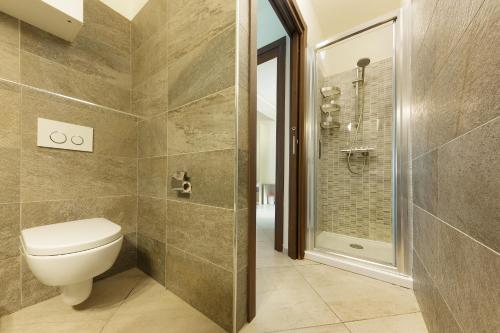 un baño con inodoro y ducha en Il Glicine, en Lucino