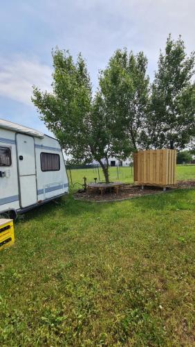 Zahrada ubytování Louise´s Camper