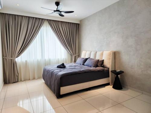 une chambre avec un lit avec un ventilateur de plafond dans l'établissement Austin Crest -- Creamy X Mahjong X Karaoke X Staycation 4BR3B #10pax by Cowidea, à Johor Bahru