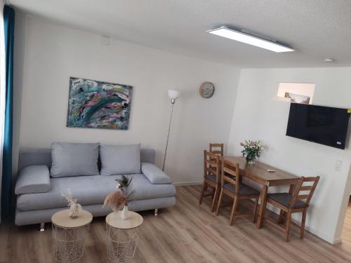 a living room with a couch and a table at Ferienwohnung Heimelig in Kappel-Grafenhausen