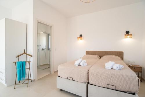 a bedroom with a bed with towels on it at Villa Anastasio in Kampos Paros