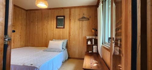 Postel nebo postele na pokoji v ubytování Hanok Moryeon