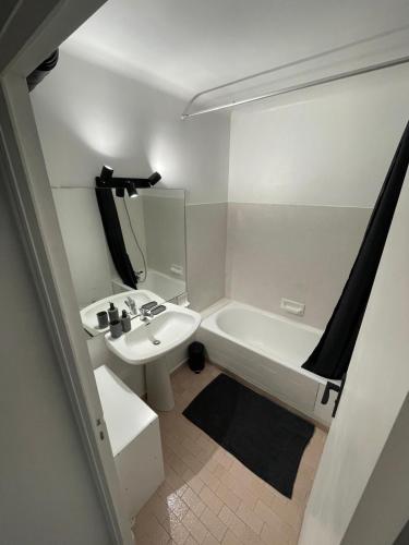 une salle de bain avec un lavabo, une baignoire et des toilettes dans l'établissement Appartement Saint Aygulf a 300m de la mer, à Fréjus