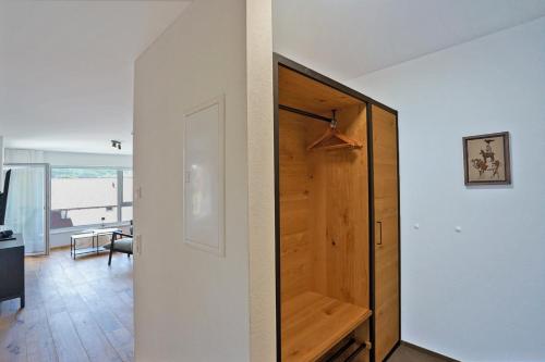 a room with a closet with a wooden door at Bergsee in Oy-Mittelberg