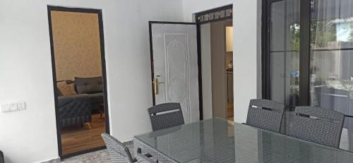 Ruang duduk di New TALAH villa