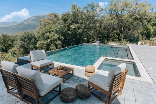 Fotografie z fotogalerie ubytování Three bedroom Villa with Infinity Edge Pool & Hot Tub v destinaci Kotor