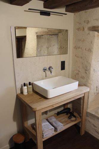 Ένα μπάνιο στο Châteauneuf Suites