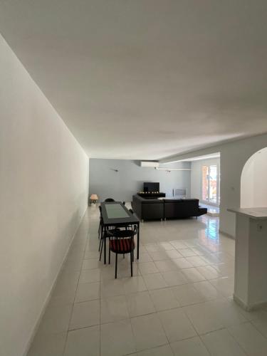 - une salle à manger et un salon avec une table dans l'établissement Bas de villa Hippolyte et Marguerite CLIM, aux Pennes-Mirabeau