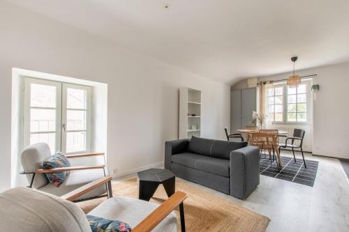 un salon avec un canapé et une table dans l'établissement Casa Sequoia – Appart’, à Bouchemaine