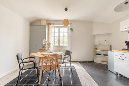 une salle à manger avec une table et des chaises dans une cuisine dans l'établissement Casa Sequoia – Appart’, à Bouchemaine