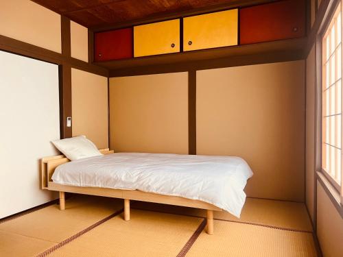 a bedroom with a bed in a room at Kyomachiya Kitayamaomiya in Kyoto