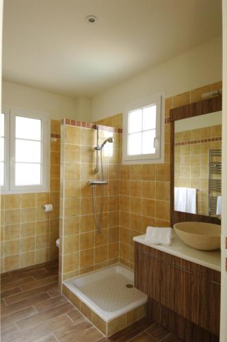 une salle de bain avec douche et lavabo dans l'établissement Callian - Très belles Villas, 3 chambres et piscine privée, à Callian