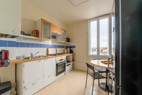 Η κουζίνα ή μικρή κουζίνα στο Azurine - Appt pour 4 proche de Paris