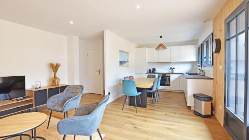 une cuisine et une salle à manger avec une table et des chaises dans l'établissement Maison 4 chambres, Petit Piquey, à Lège-Cap-Ferret