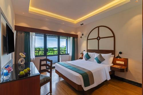 Una cama o camas en una habitación de Sterling Karwar