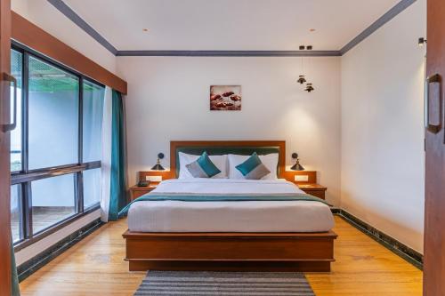 Una cama o camas en una habitación de Sterling Karwar