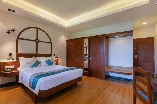 Una cama o camas en una habitación de Sterling Karwar