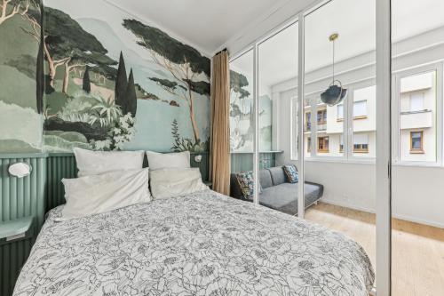 une chambre avec un lit et un tableau au mur dans l'établissement Art et Confort près de la Bastille by Weekome, à Paris