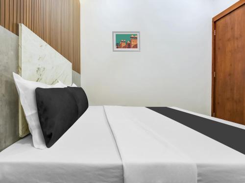 Una cama o camas en una habitación de Hotel O Green In
