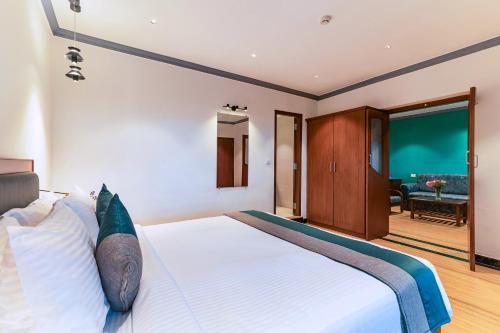 Una cama o camas en una habitación de Sterling Karwar