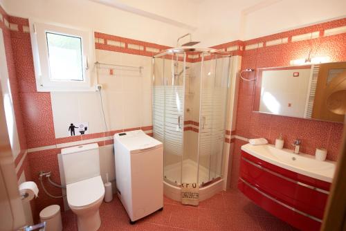 Ένα μπάνιο στο Happy Holiday House