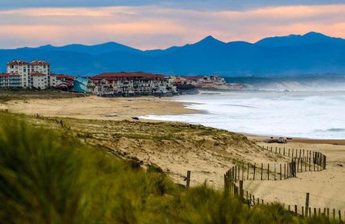 a view of a beach with buildings and the ocean at Au calme du Golf - Appartement Chic 5 étoiles in Hossegor