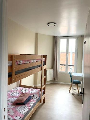une chambre avec deux lits superposés et une fenêtre dans l'établissement #7 Appartement pour 5 personnes près du métro L9, à Bagnolet