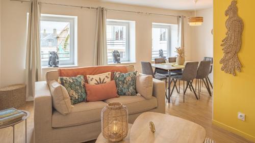 un salon avec un canapé et une table dans l'établissement Le Trinité Loft, à Troyes