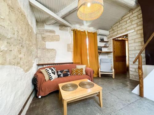 un salon avec un canapé et une table dans l'établissement Le Cocon, T3 centre ville, climatisé, à Montpellier