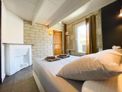 - une chambre avec un grand lit et une cheminée dans l'établissement Le Cocon, T3 centre ville, climatisé, à Montpellier