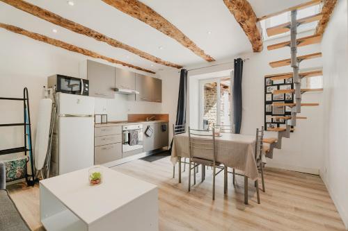 une cuisine et une salle à manger avec une table et des chaises dans l'établissement Dépendance au charme local, à Saint-Carné