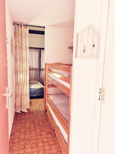 - une petite chambre avec des lits superposés dans l'établissement Appartement 600M de la plage, à Port-la-Nouvelle