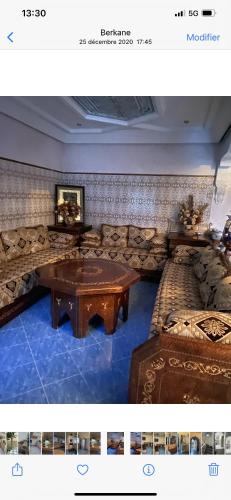 un salon avec une table et un canapé dans l'établissement Villa Saïdia, à Angoville-au-Plain