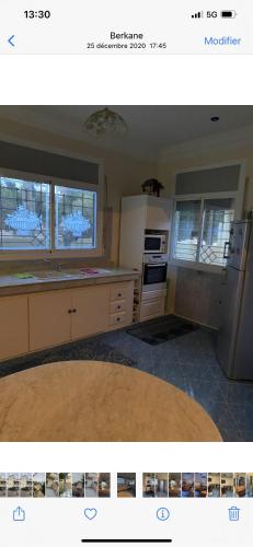 Angoville-au-PlainにあるVilla Saïdiaの冷蔵庫とコンロ付きのキッチン