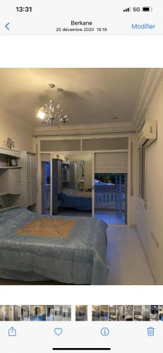 Angoville-au-PlainにあるVilla Saïdiaのベッドルーム1室(ベッド1台付)が備わります。キッチンの景色を望めます。