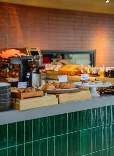 eine Bäckertheke mit verschiedenen Brot- und Gebäcksorten in der Unterkunft Cross Paasha Bali Seminyak in Seminyak