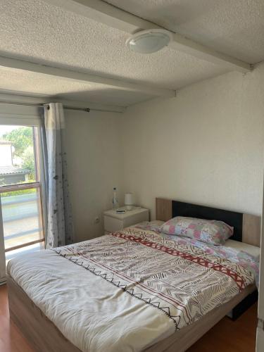 une chambre avec un grand lit avec une fenêtre dans l'établissement Pavillon chez Michel corse, à Poggio-Mezzana