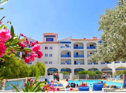 una vista del hotel desde la piscina en L'évasion, en Le Barcarès