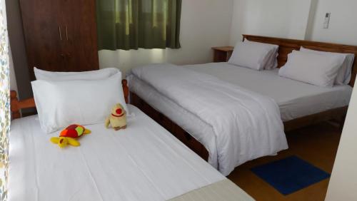 Ein Bett oder Betten in einem Zimmer der Unterkunft Jungle Beach Inn