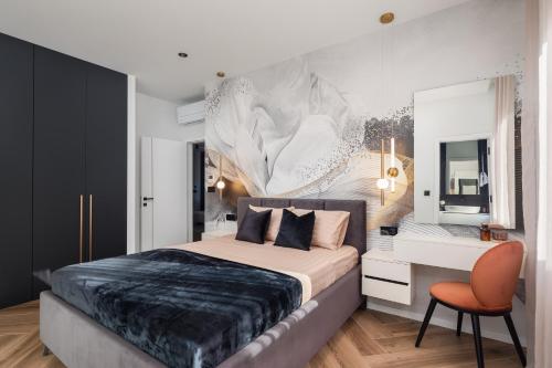 una camera con un grande letto e una sedia arancione di Villa M a Vodice