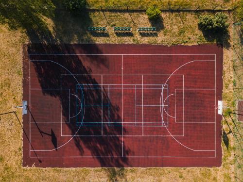 an overhead view of a tennis court at Rewita Waplewo in Maróz