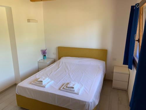 a bedroom with a bed with two towels on it at Villa Vinci in Recanati
